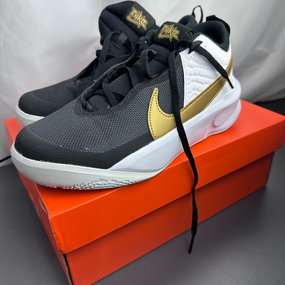 NWOT  Nike Unisex Child Team Hustle D 10